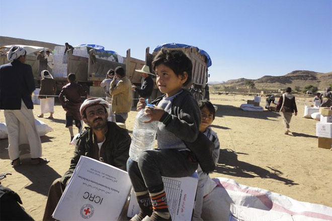 Kind mit Flasche Wasser Jemen