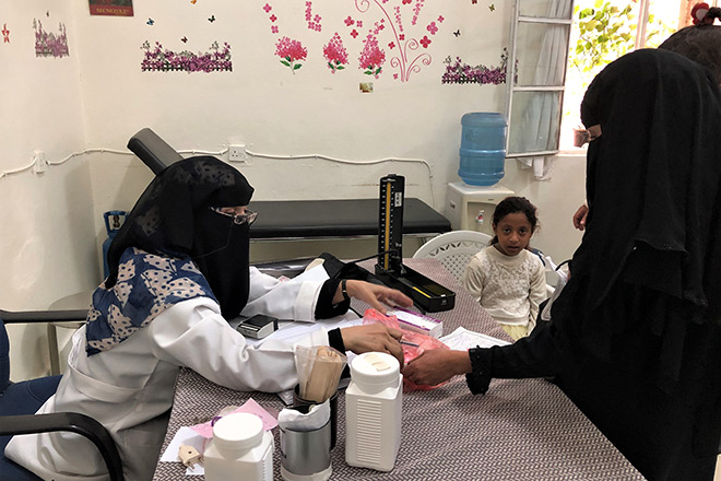 Ärztin im Jemen spricht mit Patientin