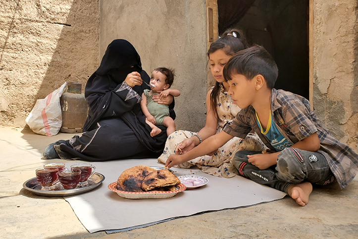 Familie im Jemen isst eine Mahlzeit auf Decke
