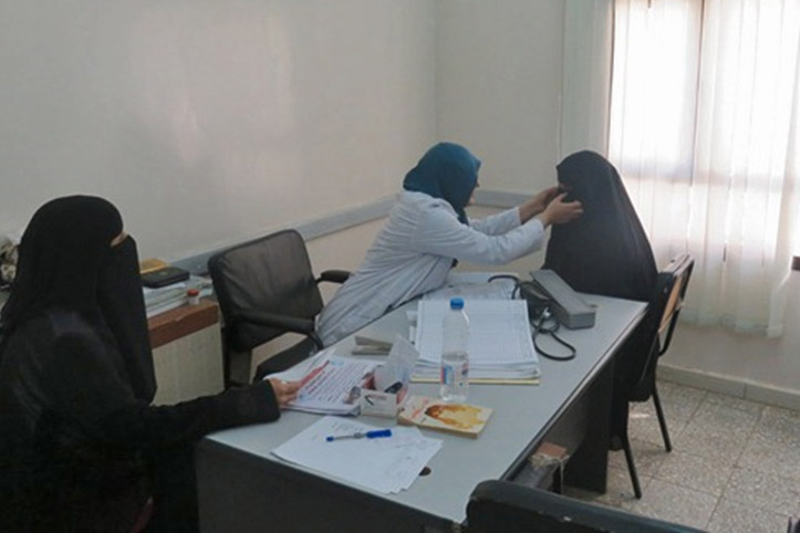 Foto: Ärztin im Jemen untersucht eine Patientin 
