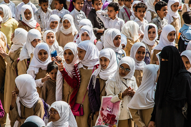 Foto: Eine Mädchengruppe im Jemen in Schulkleidung