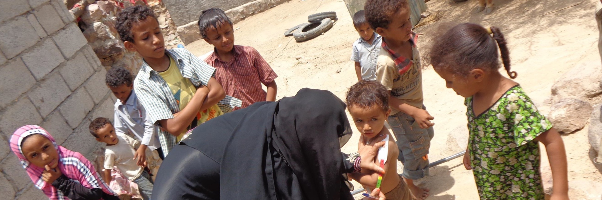 Kinder im Jemen werden untersucht