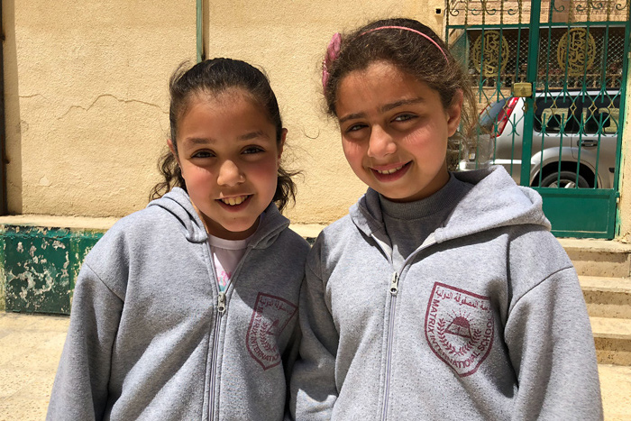 Foto: zwei Mädchen in Jordanien Arm in Arm