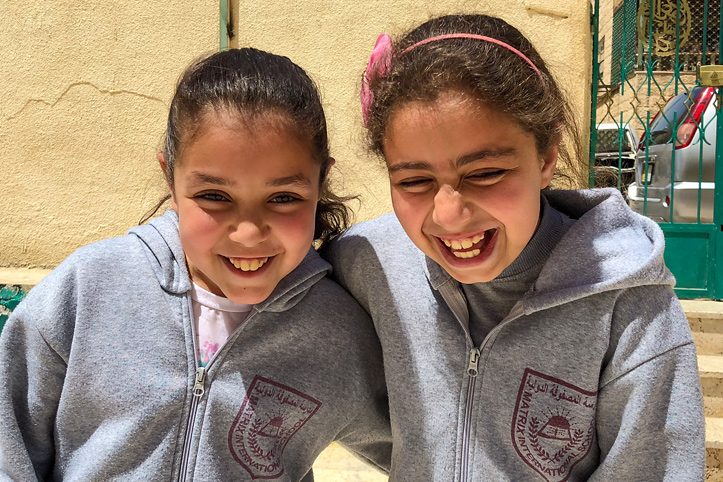 Foto: Zwei lachende Mädchen in Jodanien