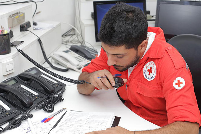 Ein Mitarbeiter des Libanesischen Roten Kreuzes in einer Telefonzentrale