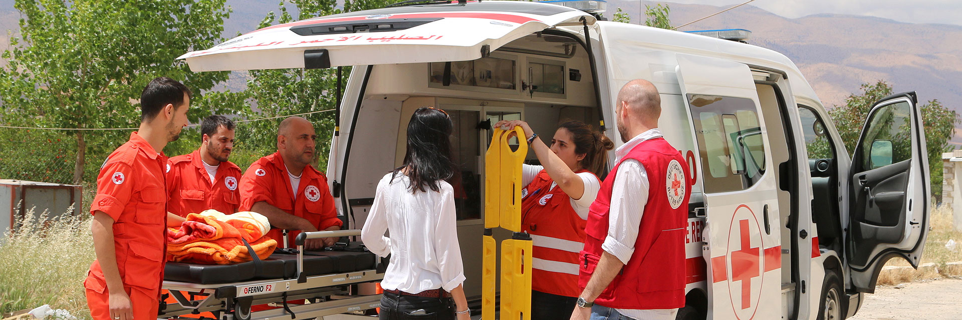 Mitarbeiter des Libanesischen Roten Kreuzes vor einem Rettungswagen