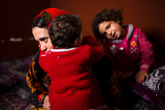 Foto: syrische Mutter und ihr Kind umarmen sich
