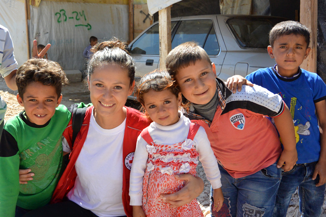 Foto: DRK-Mitarbeiterin mit syrischen Flüchtlingskindern im Libanon