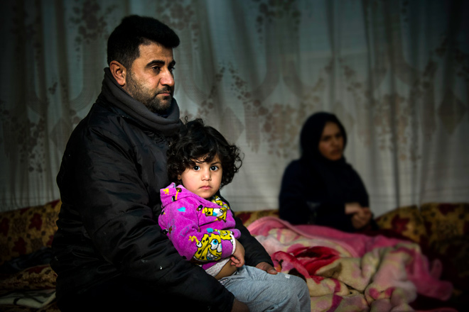 Foto: Syrischer Vater mit seiner Tochter auf dem Schoß.