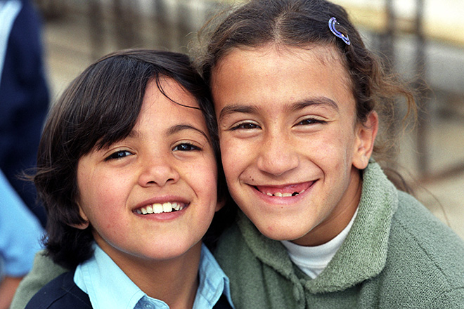 Ziel der Hilfe für Kinder: Zwei lachende Mädchen in Palästina