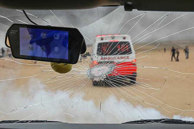 Einsatz in Palästina mit beschädigte Windschutzscheibe eines Rothalbmondsfahrzeugs