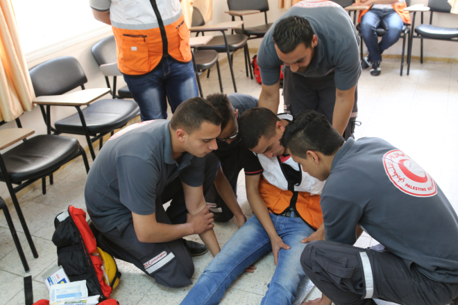 Schüler üben Erste Hilfe in Palästina