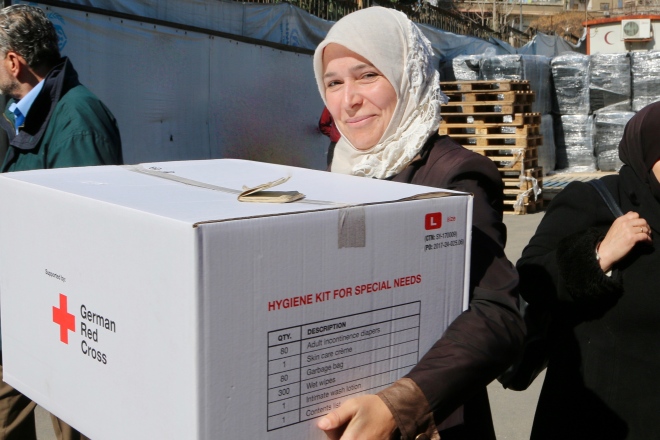 Syrische Frau mit Hilfspaket des DKK