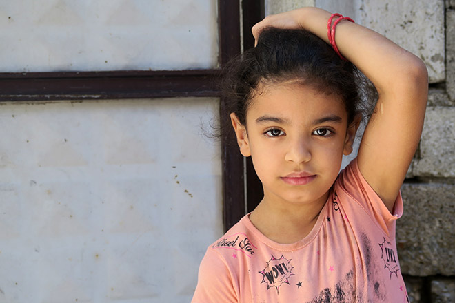 Portrait eines syrischen Mädchens vor einer Wand