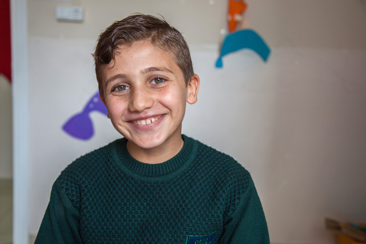 Foto: Portrait eines lachenden syrischen Jungen