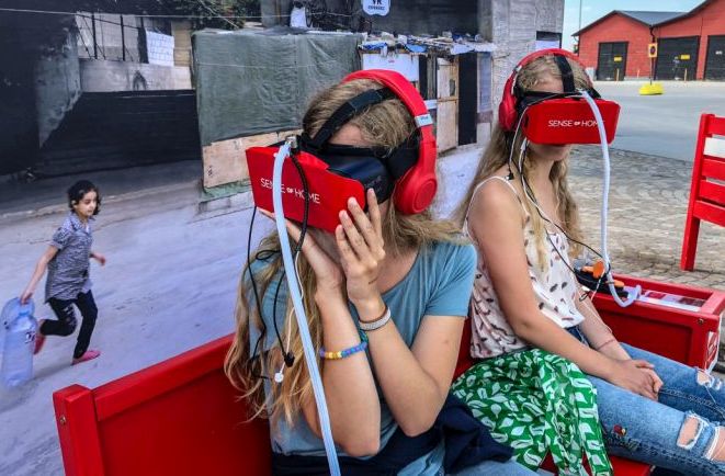 Zwei Mädchen auf der Virtual Reality-Bank