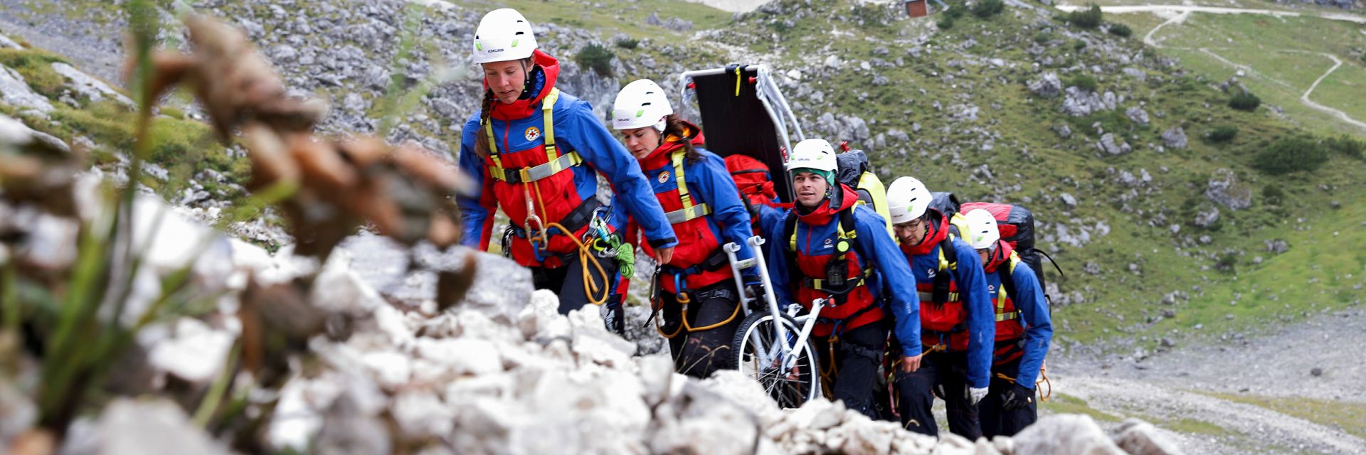 100 Jahre DRK Bergwacht: Team läuft einen Hang aufwärts
