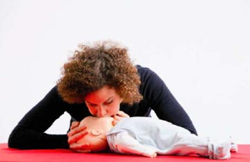 Atemspende und Herzdruckmassage bei Babys und Kindern