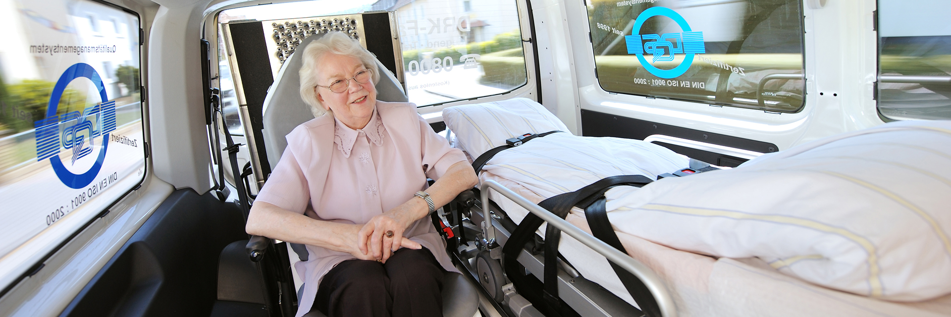 Ältere Frau im Krankentransport