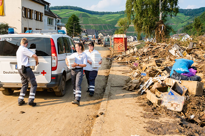 DRK-Helfer versorgen die Betroffenen im Katastrophengebiet