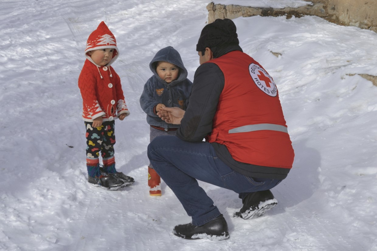 Kinder im Schnee: Mit einer Unternehmensspende zu Weihnachten helfen