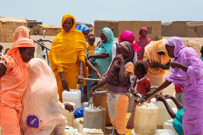 Trinkwasserverteilung und Frauen und Kinder
