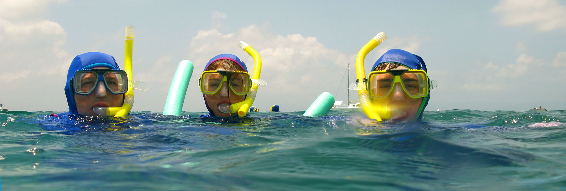 Foto: Drei Schnorchler im Wasser