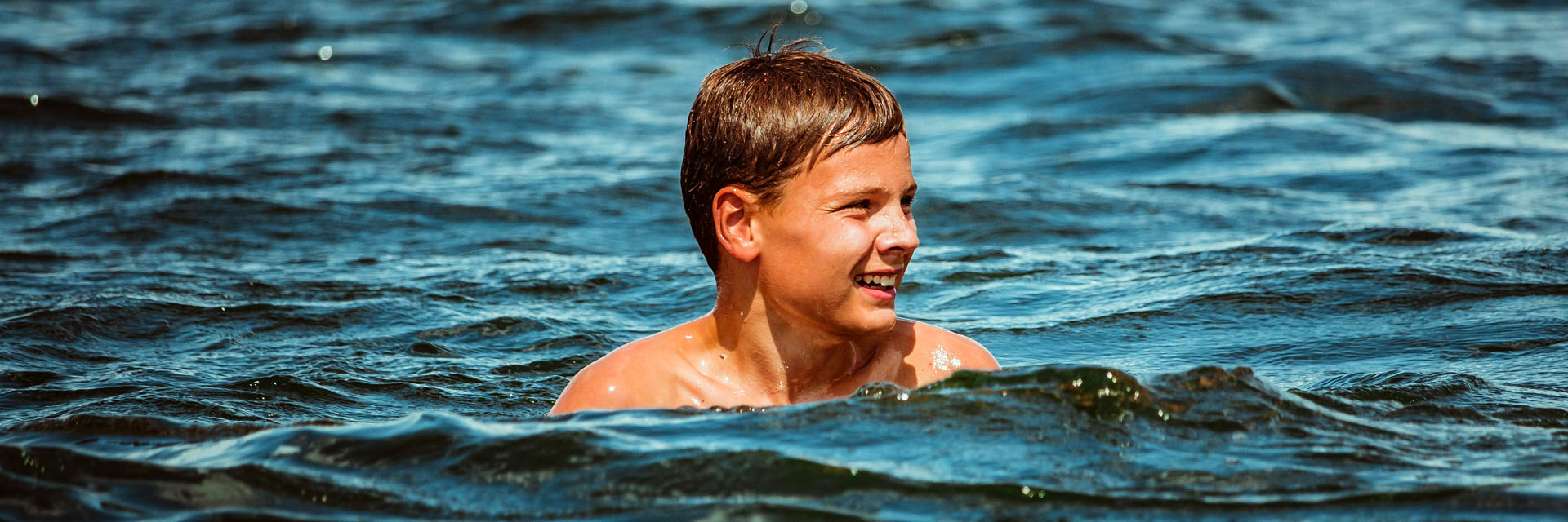 Foto: Junge im Wasser