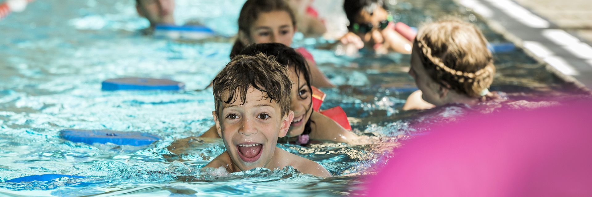 Foto: Kinder lernen schwimmen