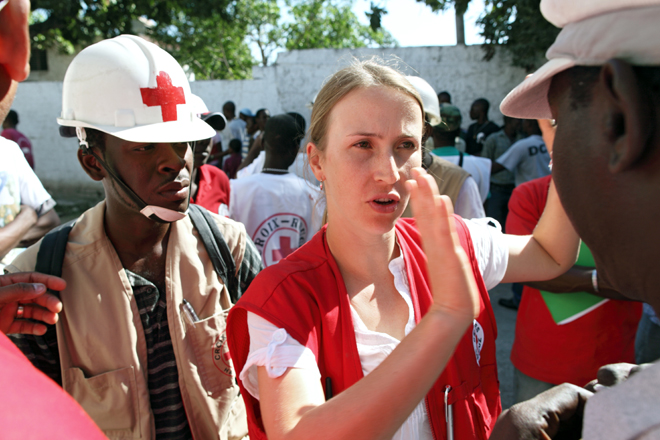 Foto: DRK-Delegierte spricht mit haitianischen Rotkreuz-Helfern.