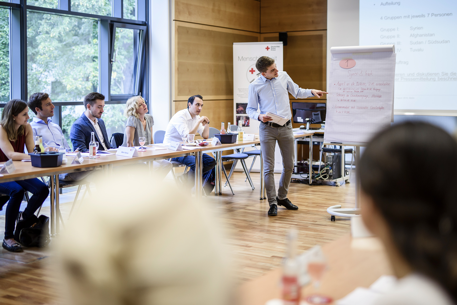 Arbeitsgruppe trägt Infos auf Plakat zusammen