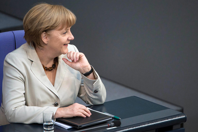 Foto: Bundeskanzlerin Angela Merkel mit Unterlagen in einer Bundestagssitzung