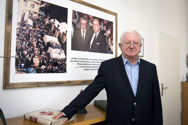Foto: DRK-Präsident Rudolf Seiters vor einem Erinnerungsfoto der Prager Botschaft in seinem Büro