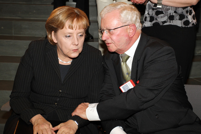 Foto: Rudolf Seiters beugt sich im Gespräch mit Angela Merkel zu ihr herüber