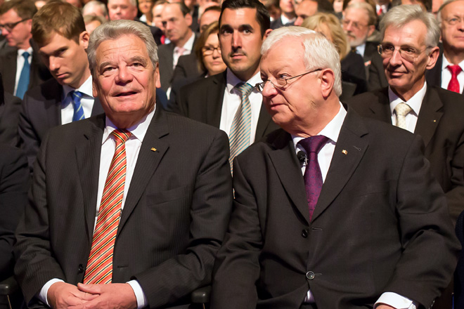 Foto: Rudolf Seiters und Joachim Gauck als Zuschauer beim Festakt anlässlich des 150. DRK-Jubiläum