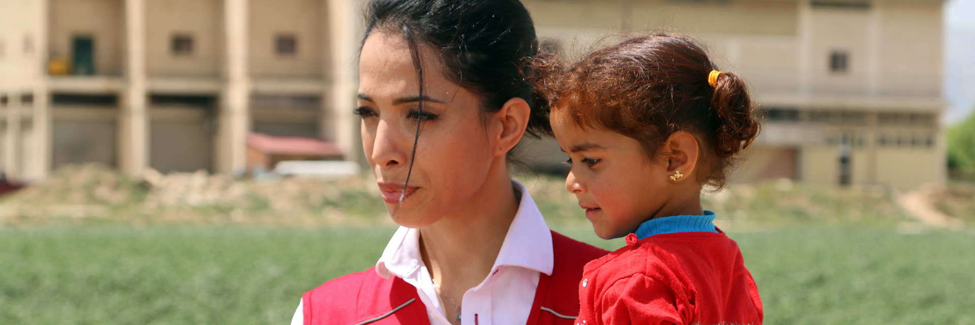 Foto: Zohre Esmaeli mit einem libanesischem Mädchen auf dem Arm