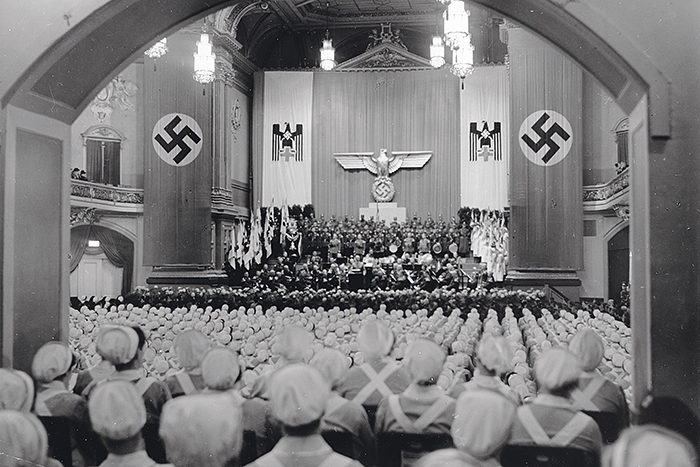 DRKler bei der Fahnenweihe während der NS-Zeit