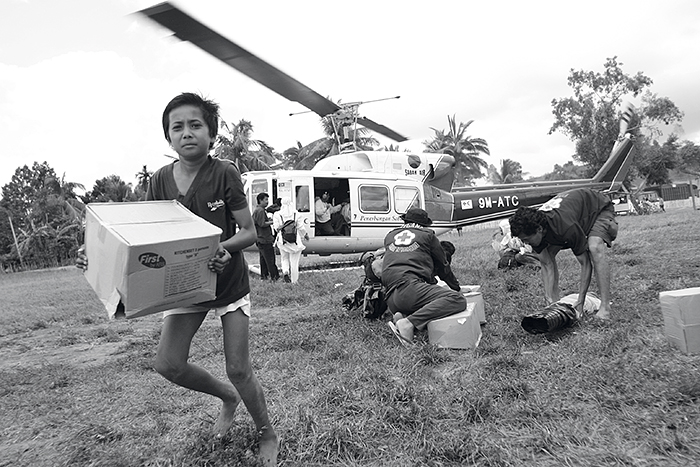 Anlieferung von Hilfsgütern mit dem Hubschrauber
