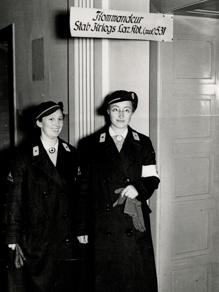 Rotkreuzschwestern melden sich nach Kriegsbeginn zum Dienstantritt in einem Lazarett im polnischen Lodz (Albert Weinsheimer / DRK)