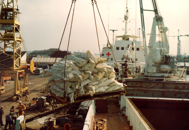 Die "Flora" wird beladen (DRK)