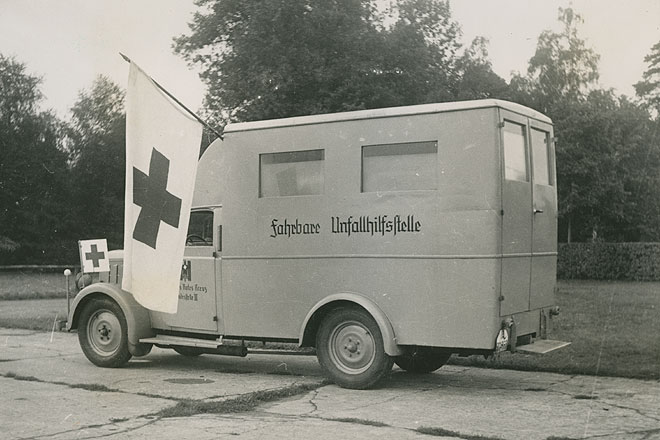 Neben festen Sanitätsstationen gab es ab den dreißiger Jahren auch mobile Unfallhilfsstellen (Hans Weber / DRK)