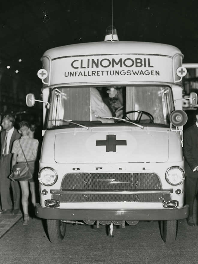 Das „Clinomobil“, einer der ersten modernen Unfallrettungswagen Ende der fünfziger Jahre (Birkner / DRK)