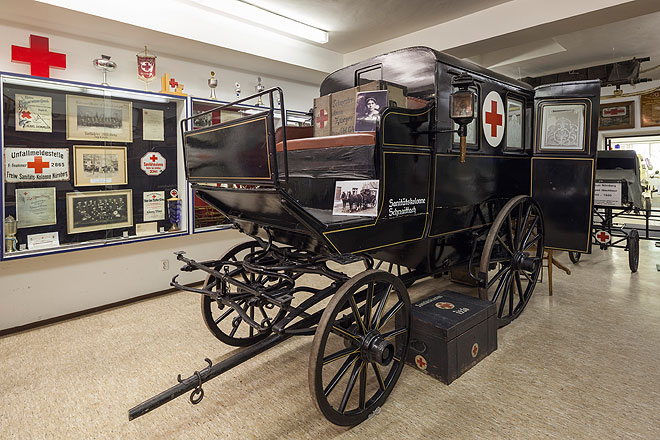 Kutschen waren die ersten Einsatzfahrzeuge. Hier ein Wagen der Sanitätskolonne Schnaittach im Rotkreuz-Museum Nürnberg