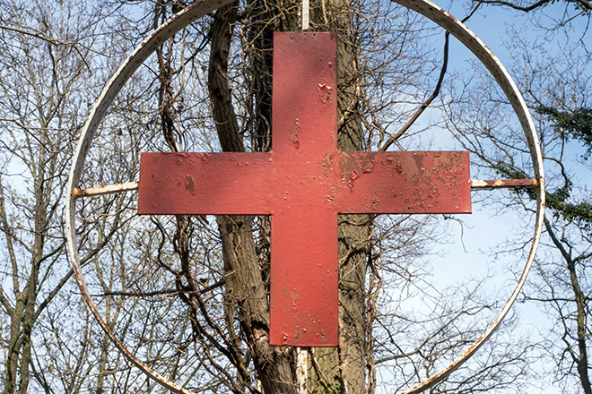 Nachaufnahme des Rotkreuz-Denkmals in Hatterwüsting