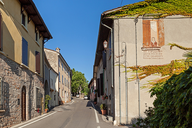 Straße im Solferino und Wandgemälde an einem Haus