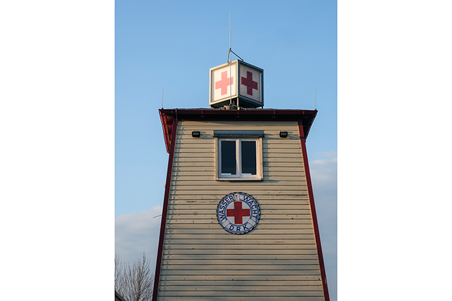 DRK-Wasserwacht-Turm in Nahaufnahme