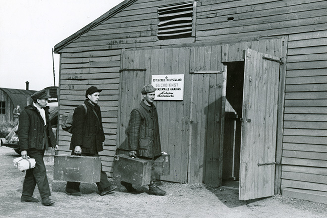 Rückkehrer vor Baracke des DRK-Suchdienstes 1948