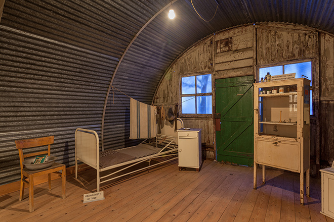 historische Nissenhütte im Lager Friedland, Möblierung von ca. 1950
