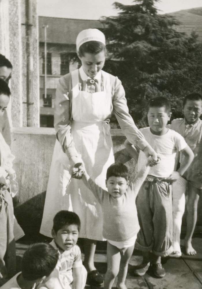 DRK-Krankenschwester Ingeborg Westphal mit koreanischen Kindern