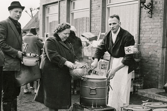 Essensausgabe nach der Sturmflut in Norddeutschland 1962